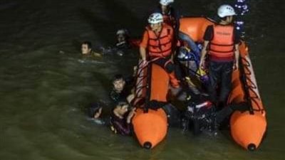 عاجل| انقاذ ١٠طفال وغرق ١١ أخرين في نهر جاوة الغربية 