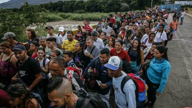 فنزويليون يقفون في