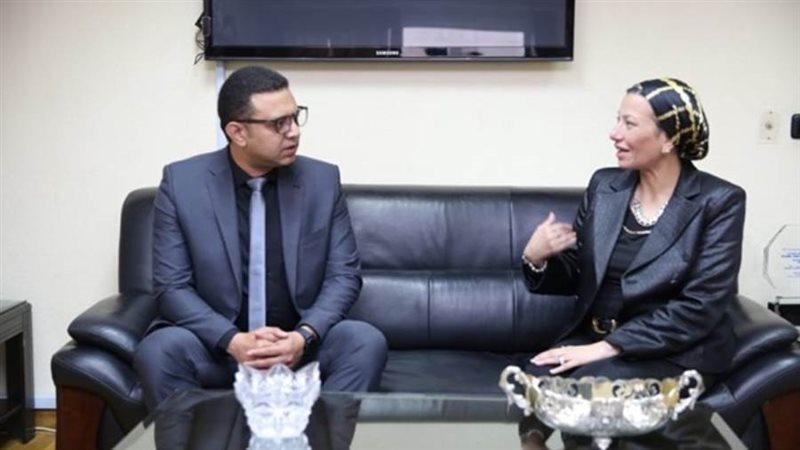 وزيرة البيئة والمغامر