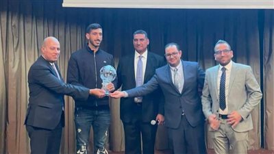 سفير مصر بالمجر يكرم يحيى خالد نجم فراعنة اليد