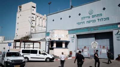 مظاهرة أمام مستشفى إسرائيلي نقل إليه أسير مضرب عن الطعام منذ 88 يومًا