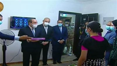 بالصور.. الرئيس السيسي يستمع لطلبات أسرة مصرية ويقدم لأبنائها الهدايا