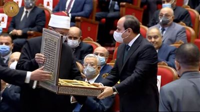 وزير الأوقاف يسلم الرئيس السيسي إصدارات سلسلة (رؤية) لتصحيح مفاهيم الدين