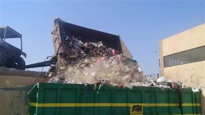 نقل ٢٨٠٠ طن قمامة ومخلفات من المقالب الوسيطة لمصانع التدوير بالبحيرة