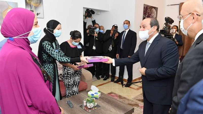 السيسي يهدي أجهزة