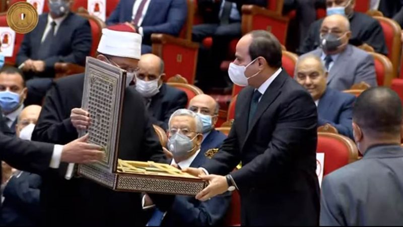 وزير الأوقاف يسلم