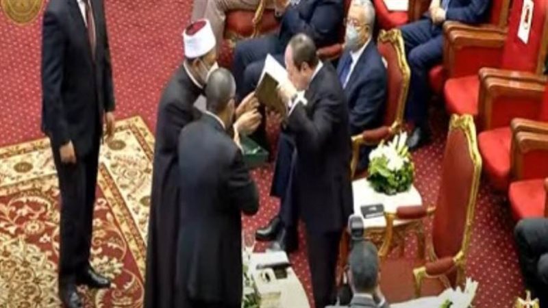 شيخ الأزهر يهدي الرئيس