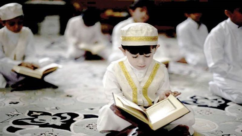 أطفال يقرأون القرآن