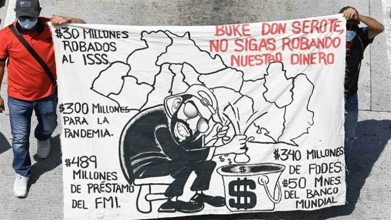 رجلان يحملان لافتة