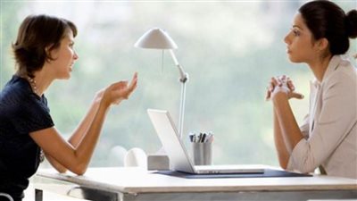 لتعزيز الثقة بالنفس .. تعلمي إتيكيت الجلوس في المناسبات الرسمية