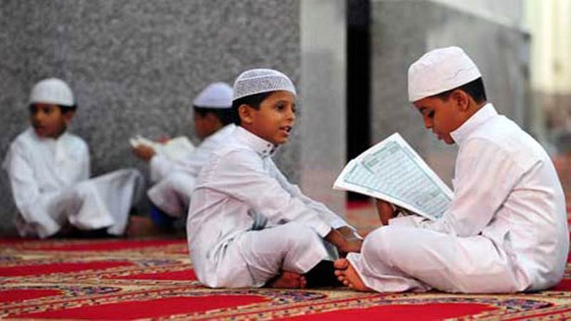 أطفال يقرأون القرآن
