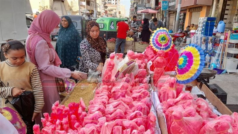 إقبال المواطنين علي