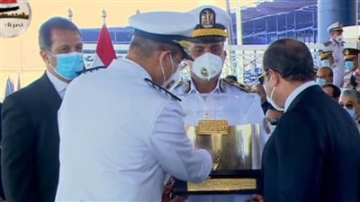 رئيس أكاديمية الشرطة يهدي الرئيس السيسي هدية تذكارية تحمل رموزًا للمشروعات القومية