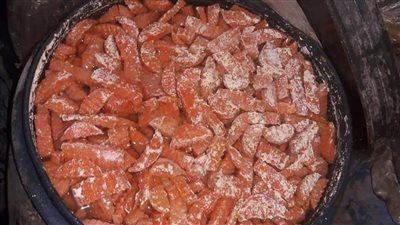 ضبط 75 برميل مخلل تزن 8  أطنان غير صالحة للاستخدام الآدمي بأبوقرقاص جنوب المنيا