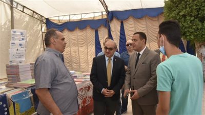 رئيس جامعة أسيوط يتفقد معرض المستلزمات الدراسية بأسعار مخفضة