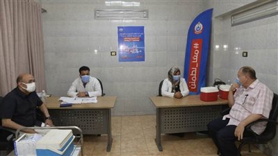 محافظ أسيوط يتابع تطعيم المواطنين بلقاح كورونا بالمركز الصحي الحضري بالوليدية