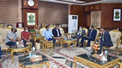 محافظ المنيا يستقبل أعضاء القافلة البيطرية لتقديم الخدمات العلاجية بقرى حياة كريمة