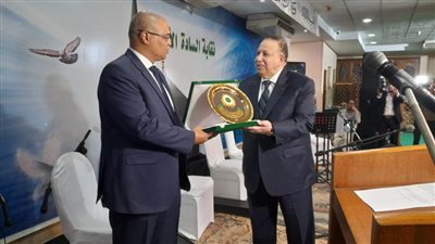 نقيب السادة الأشراف يمنح أسرة المشير طنطاوي درع خاتم النبوة