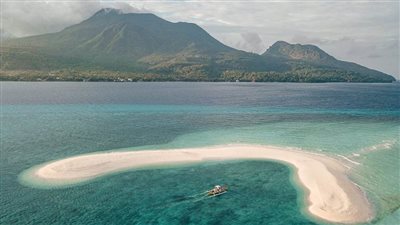 الشاطئ الأبيض بالفلبين.. لوحة من الطبيعة المذهلة