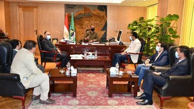 محافظ الفيوم ووفد وزارة البيئة يبحثان آليات الاستثمار بالمحميات الطبيعية