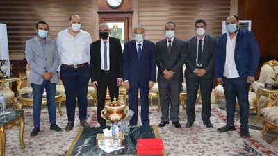محافظ المنيا يستقبل نقيب الأطباء عقب انتخابات التجديد النصفي للنقابة