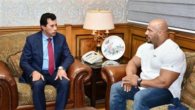وزير الرياضة يستقبل بيج رامي الفائز للمرة الثانية بلقب 