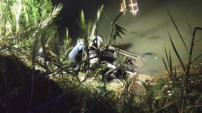 سقوط سيارة يستقلها أب وطفلاه داخل مصرف بالدقهلية