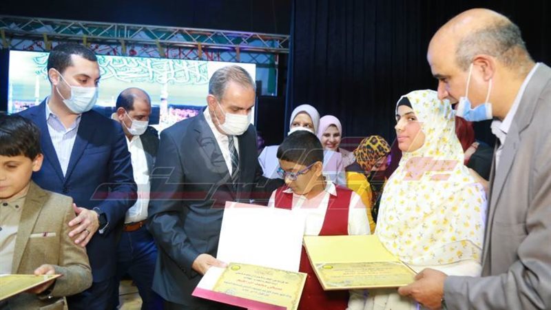 تكريم المحافظ للطلاب