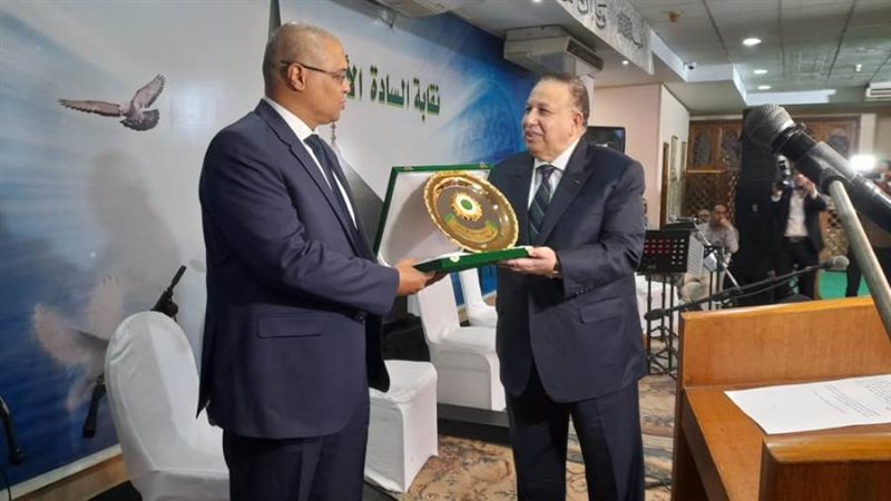 نقيب الأشراف يسلم