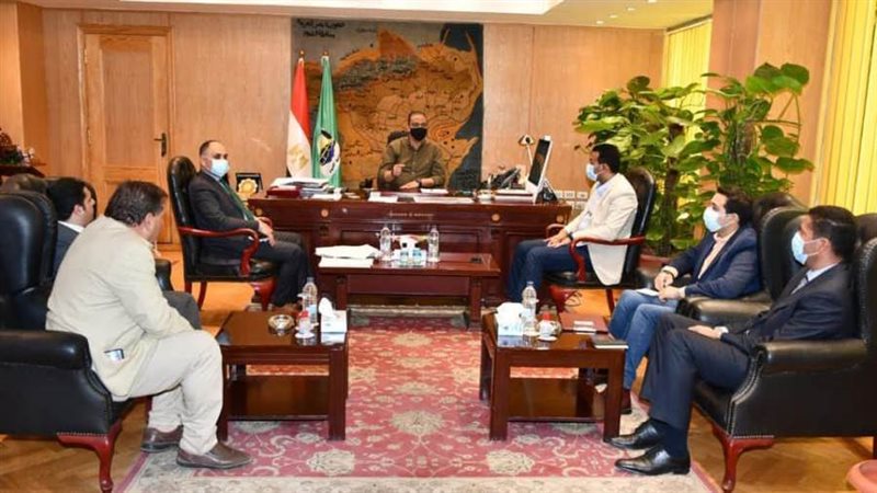 محافظ الفيوم مع وفد