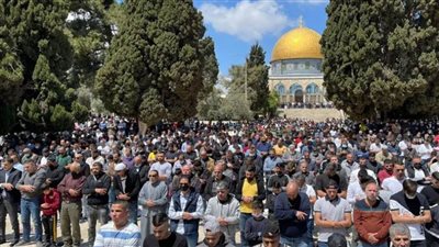 عشرات الآلاف يُصَلُّونَ الجمعة بالأقصى رغم قيود الاحتلال الإسرائيلي