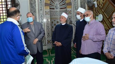 محافظ أسيوط يؤدي صلاة الجمعة بمسجد ناصر ويطمئن على تطبيق الإجراءات الاحترازية