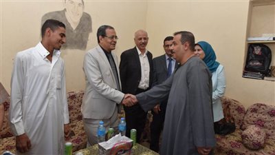 رئيس جامعة سوهاج يزور أسرة طالب بعد محوه أمية والدته و5 آخرين