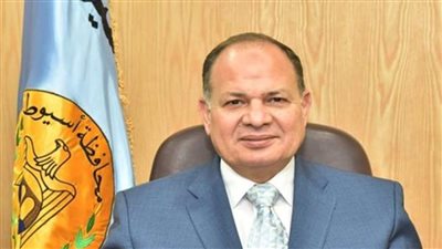 محافظ أسيوط يشارك في تشييع جثامين ضحايا حادث 