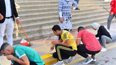 طلاب تربية رياضية كفر الشيخ يشاركون في تجميل ودهان أرصفة كليتهم في 