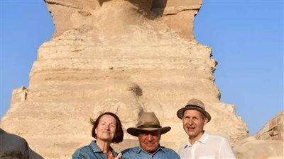 د. زاهي حواس يلتقي فنانين عالميين تحت سفح الأهرامات المشاركين في معرض 