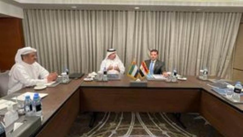 عبدالوهاب مع مسؤولين