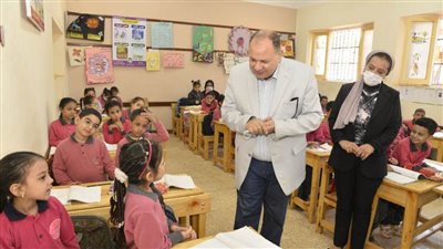 محافظ أسيوط يتفقد سير العمل بمدرستي الوحدة العربية ودرية الحسيني للتعليم الأساسي