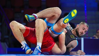 محمد عطفت يتوج بفضية بطولة العالم لرواد المصارعة