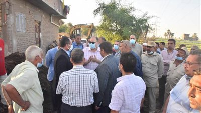 محافظ أسيوط يقود حملة مكبرة لإزالة التعديات على ترعة بني سميع بقرية الزاوية