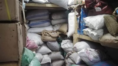 ضبط كمية من مستحضرات التجميل والمواد الغذائية مجهولة المصدر داخل محل عطارة بالقاهرة