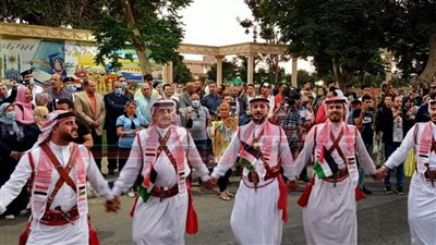 عروض فى الشوارع لفرق مهرجان الإسماعيلية للفنون الشعبية تمهيدا لافتتاحه