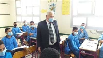 مدير تعليم الإسكندرية يتفقد 42 مدرسة