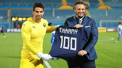 شريف إكرامي يشكر بيراميدز والأهلي بعد وصوله لـ100 مباراة إفريقيًا