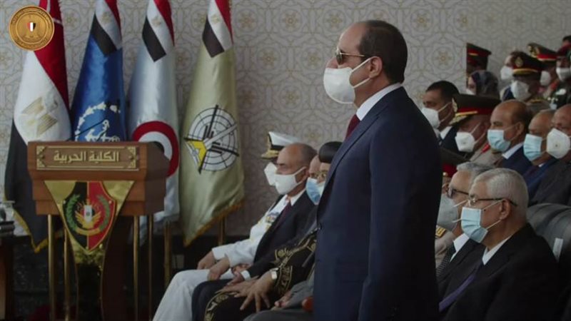 الرئيس السيسي يعطي