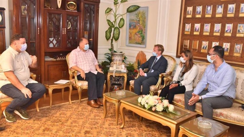 محافظ أسيوط يلتقي