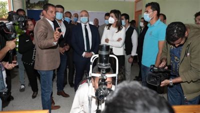 محافظ بني سويف وزيرة الهجرة يتفقدان قافلة 