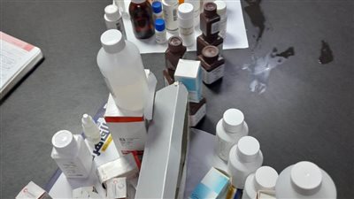 ضبط 10 منشآت طبية تدار بدون ترخيص و مواد كيميائية منتهية الصلاحية بالبحيرة