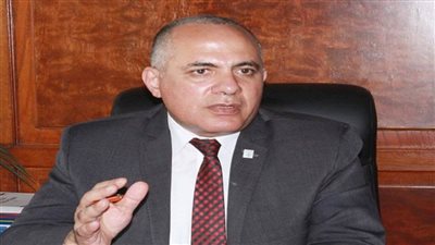 في جلسة ودية .. عبد العاطي يستمع لتجارب الري الحديث من أصحاب الأراضي و المزارعين