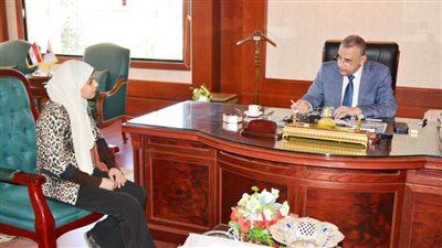 محافظ سوهاج ونائبه والسكرتير المساعد يلتقون عددا من المواطنين لبحث مطالبهم وحل شكواهم